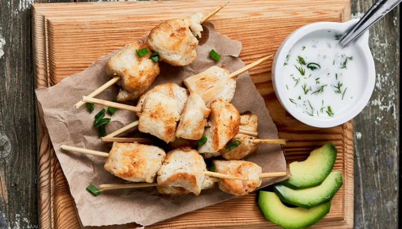 Brochetas de pavo y aguacate