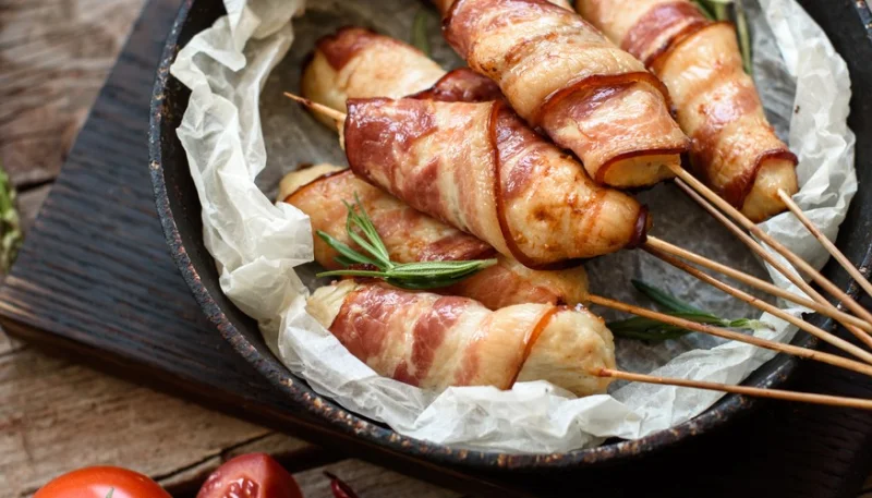 Brochetas de pollo con bacon