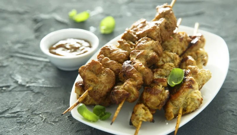 Brochetas de pollo con salsa de cacahuetes