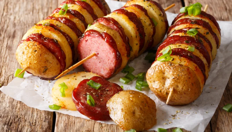Brochetas de salami con patatas