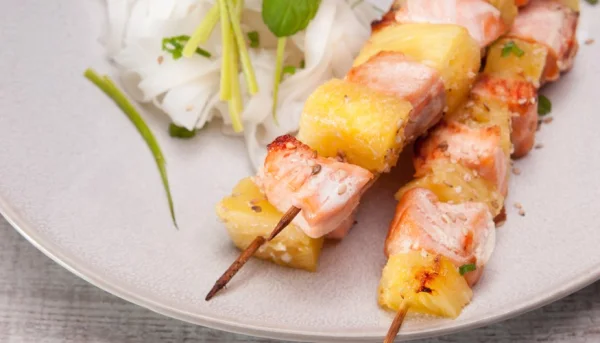 Brochetas de salmón y piña