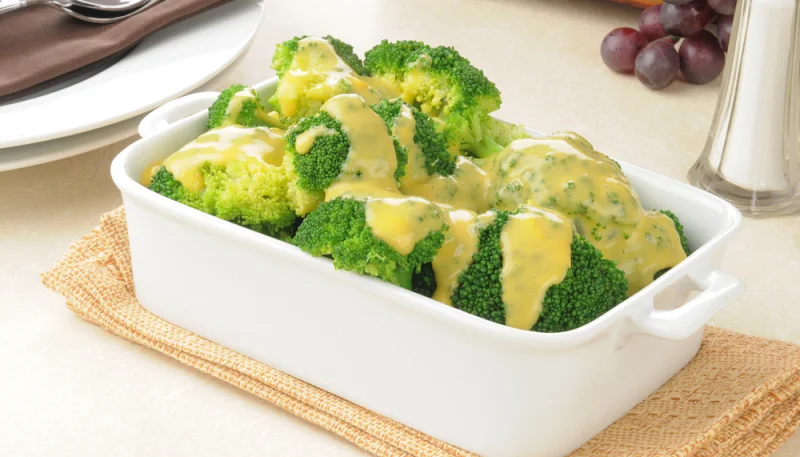 Brócoli con queso cheddar