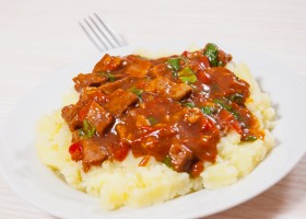Carne con puré de patatas y alioli