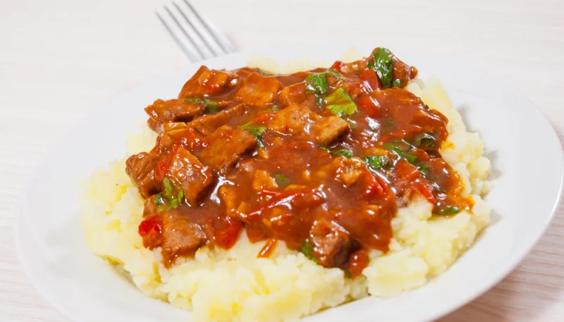 Carne con puré de patatas y alioli