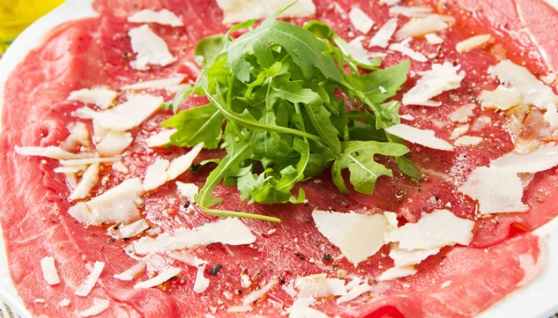 Carpaccio de ternera con rúcula y parmesano