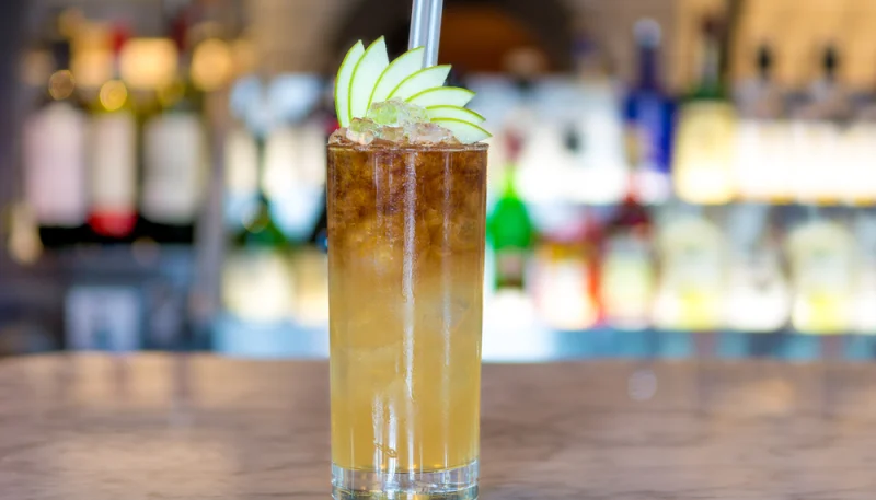 Cóctel de manzana con whisky