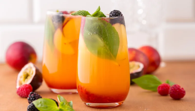 Cóctel de melocotones con albahaca