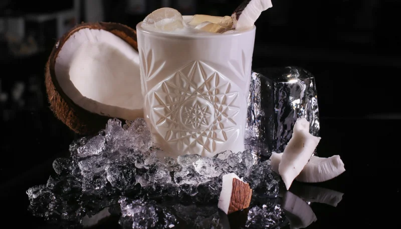 Cóctel de whisky con coco