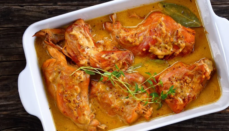 Conejo a la mostaza y cerveza