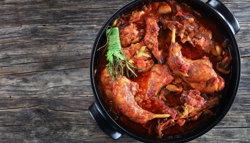 Conejo en salsa de tomate