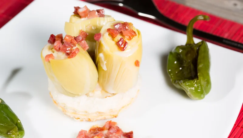 Corazones de alcachofa rellenos de atún con taquitos de jamón