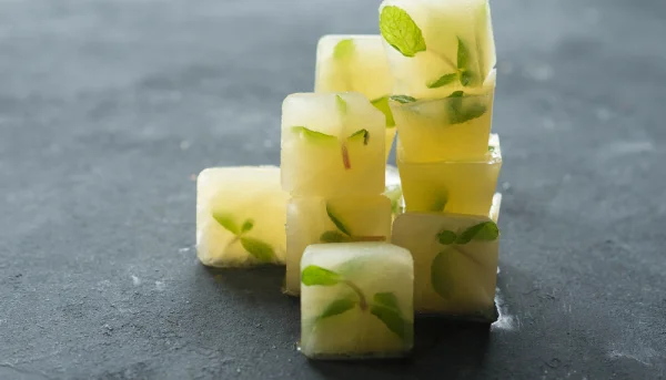 Cubitos de hielo de limón y menta