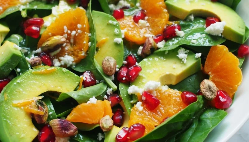 Ensalada de aguacate, naranjas y gambas
