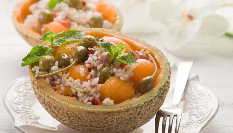 Ensalada de arroz con melón y alcaparras
