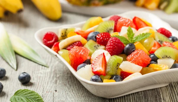 Ensalada de frutas con jugo de albahaca