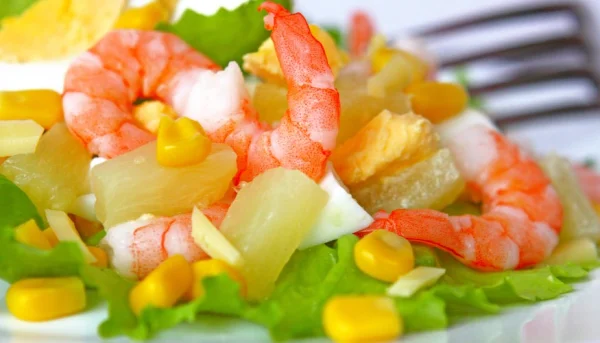Ensalada de gambas y piña