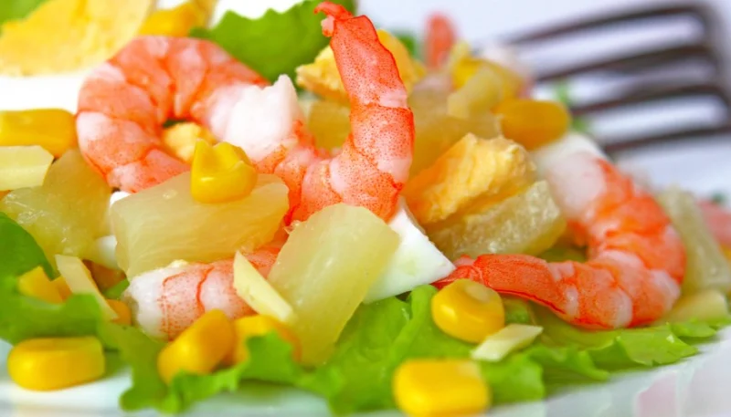 Ensalada de gambas y piña