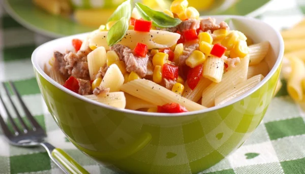 Ensalada de pasta con atún, maíz y tomates