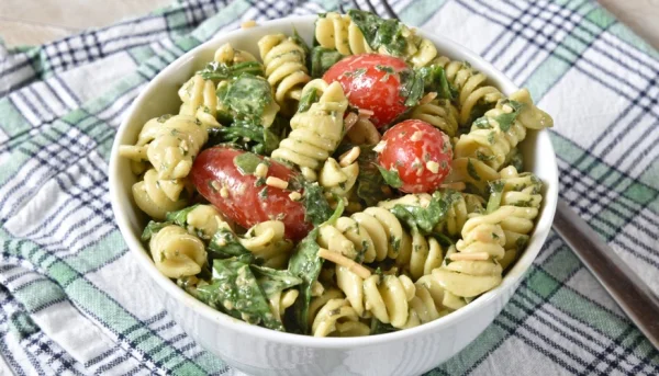 Ensalada de pasta con espinacas, tomates cherry y ricotta