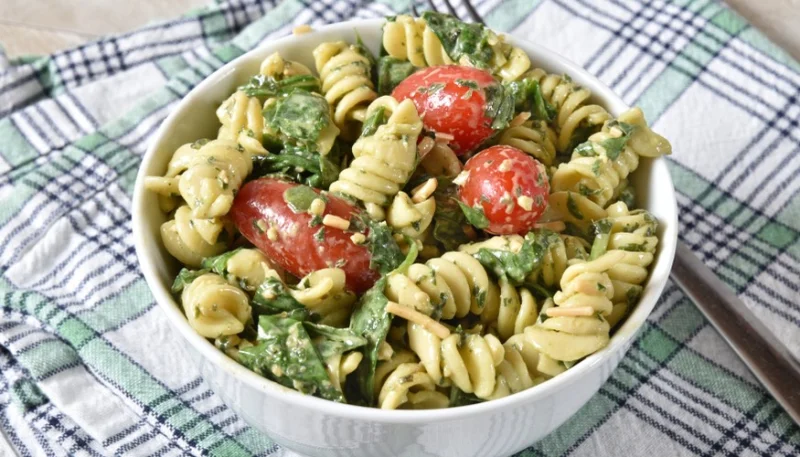 Ensalada de pasta con espinacas, tomates cherry y ricotta