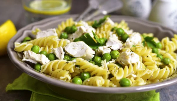 Ensalada de pasta con pollo y guisantes frescos