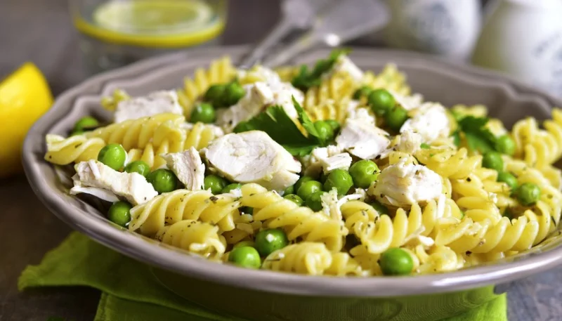 Ensalada de pasta con pollo y guisantes frescos