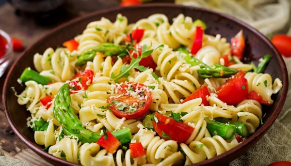 Ensalada de pasta con tomates cherry y espárragos