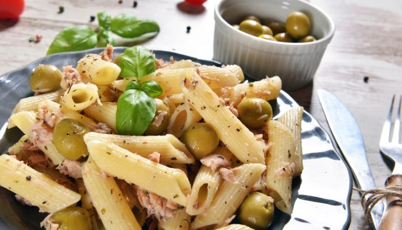 Ensalada de pasta de atún y aceitunas verdes