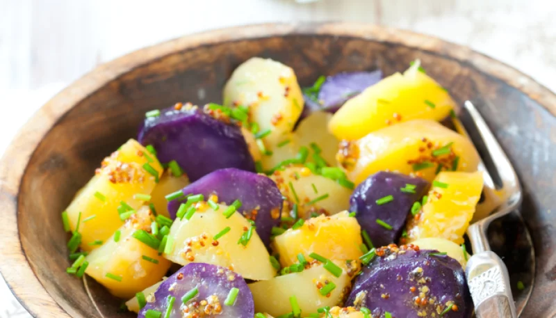 Ensalada de patata blanca y violeta con aliño de mostaza