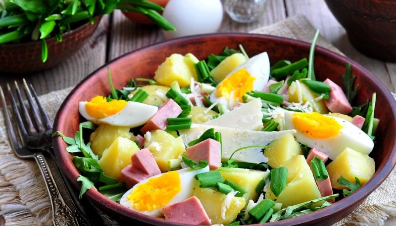 Ensalada de patatas con jamón y huevo