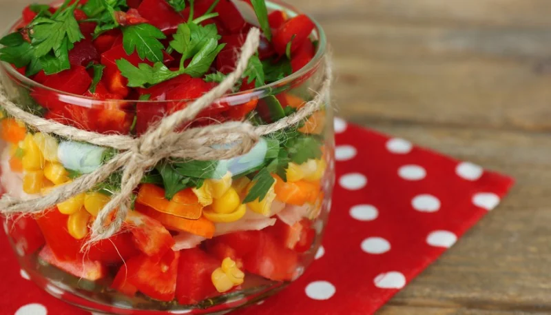 Ensalada de tomates, maíz y pimiento