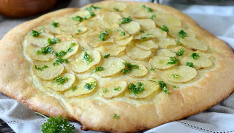 Focaccia con patatas y queso