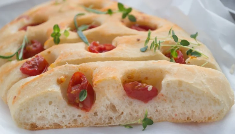 Focaccia con tomates y romero