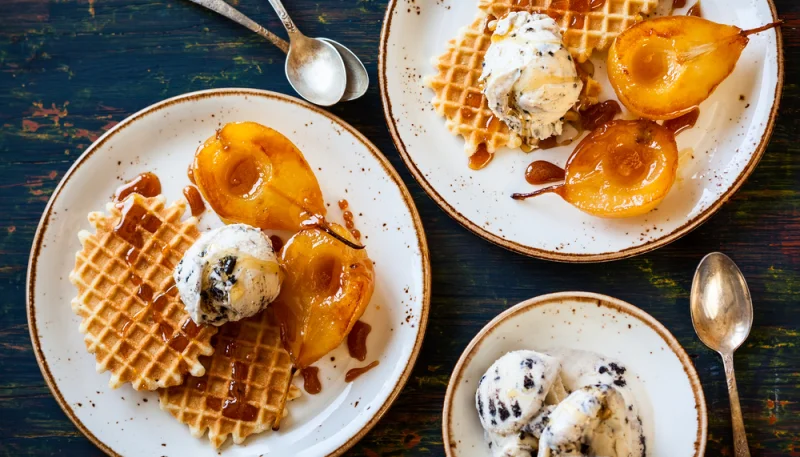 Gofres con helado y pera