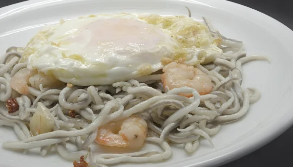 Gulas con gambas al ajillo y huevo