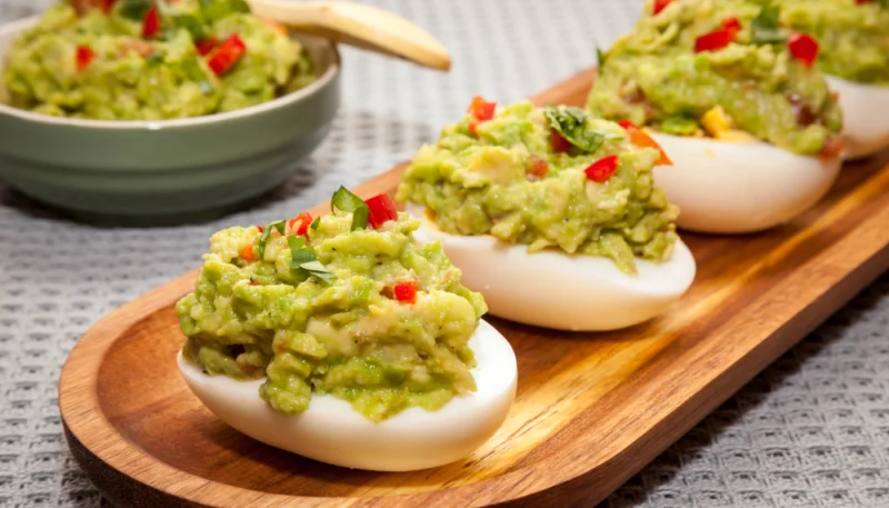 Huevos rellenos de guacamole