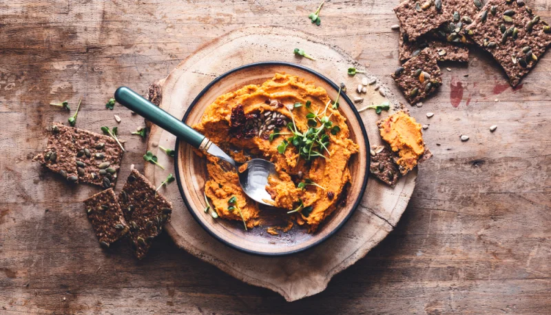 Hummus de tomates secos y albahaca