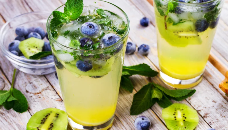 Mojito de arándanos y kiwi