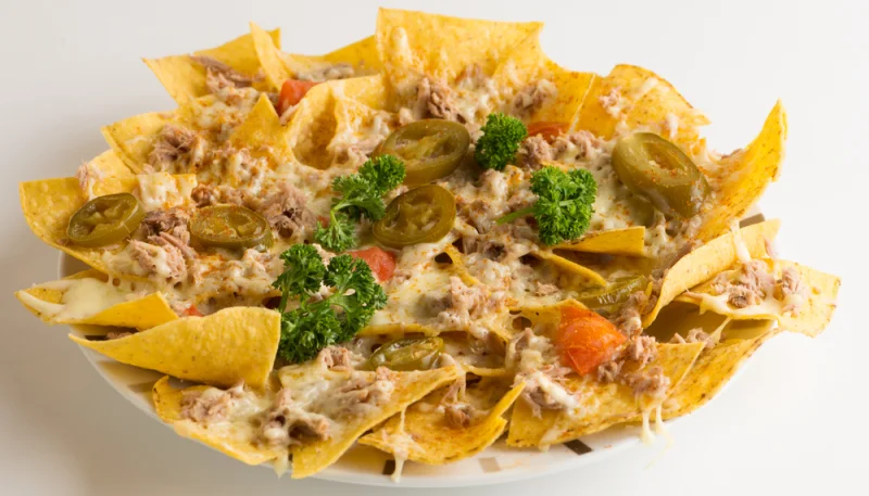 Nachos con atún y pepinillos