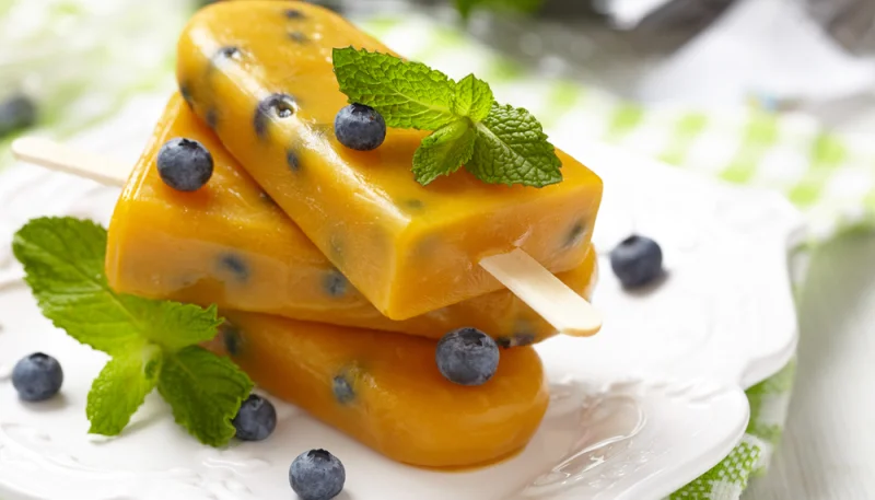 Paleta de mango y arándanos