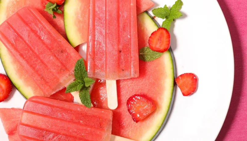 Paletas de sandía y fresas