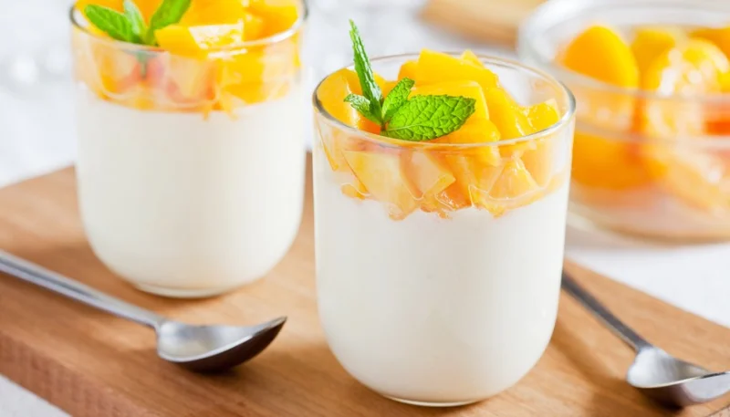 Panna cotta con melocotones