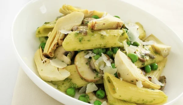 Pasta con alcachofas, guisantes y champiñones