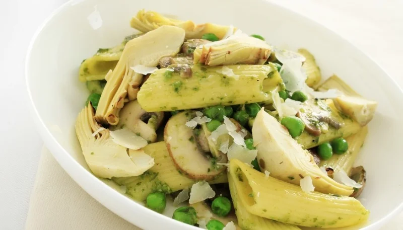 Pasta con alcachofas, guisantes y champiñones