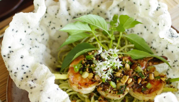 Pasta con pesto de brocoli y langostinos