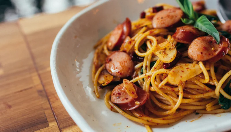 Pasta con salchichas picantes