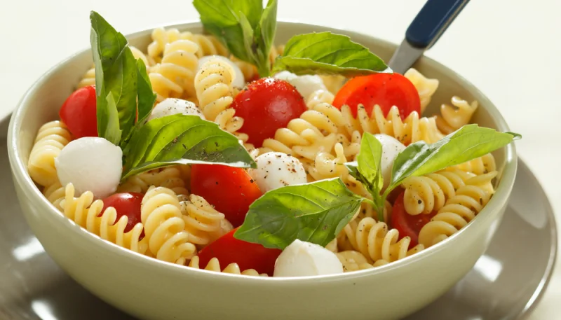 Pasta fría con mozzarella