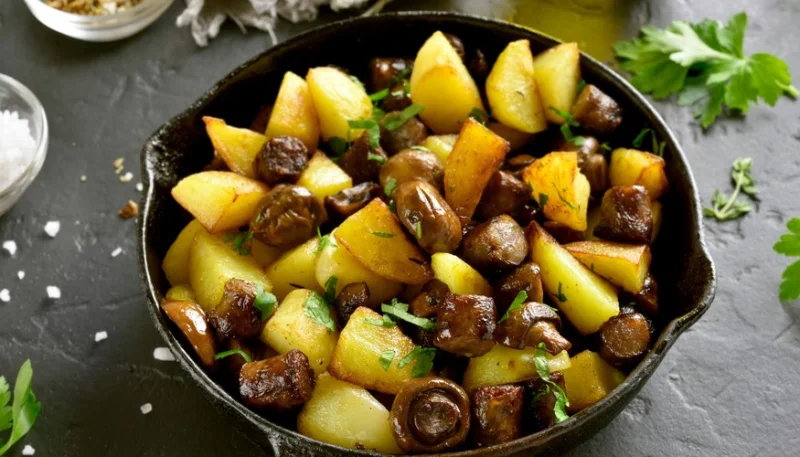 Patatas fritas con champiñones