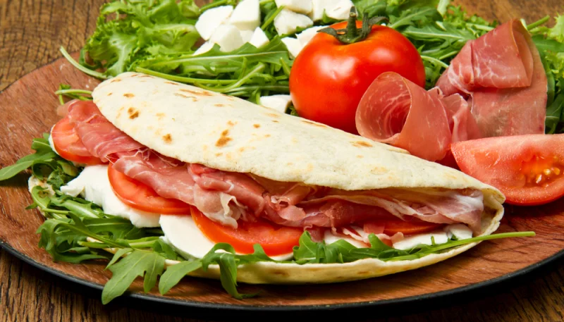Piadina con jamón, tomate y mozzarella