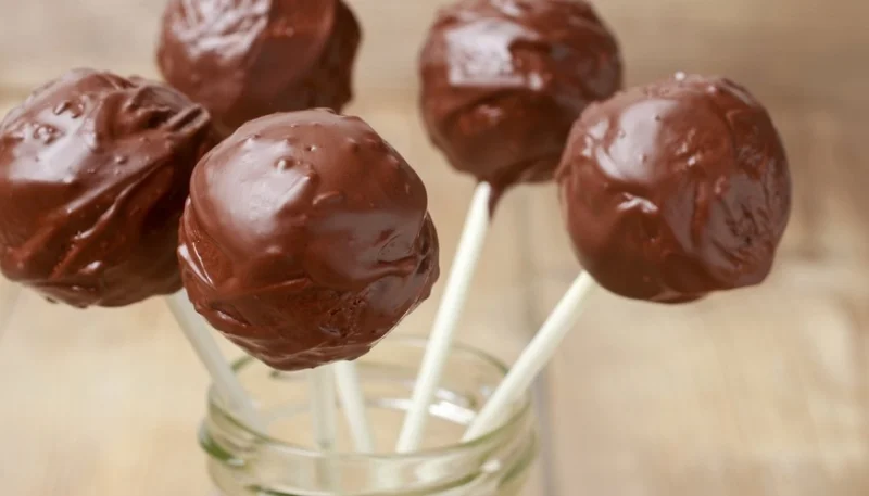 Piruletas de chocolate y coco